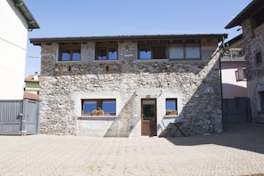 Charming stone house, typical of the historic center of Voldomino.