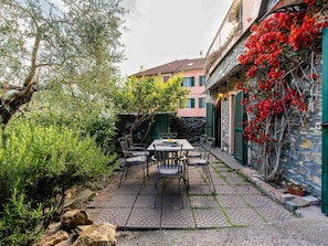 Meubles, Table, Tableau De Plein Air, Mobilier De Jardin, Chaise, Jardin, Ombre, Pot De Fleur, Aménagement Paysager, Table Cuisine Et Salle A Manger