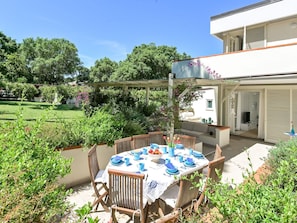 Möbel, Tabelle, Tisch Im Freien, Gartenmöbel, Stuhl, Garten, Schatten, Blumentopf, Landscaping, Küche & Esszimmer Tisch