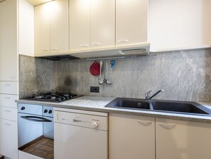 Cuisine, Appareil De Cuisine, Comptoir, Principaux Appliance, Evier, Cabinetry, Bois, CuisiniĂšre, Le Fourneau, ĂlectromĂ©nager