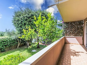 Garden, Shade, Landscaping, Yard, Balcony, Backyard, Daylighting, Villa, Eco Hotel
