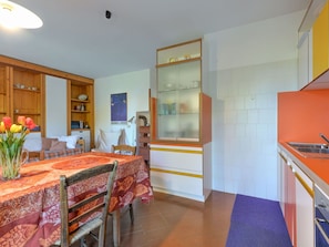 Flooring, Interior Design, Holz, Decke, Fussboden, Zimmer, Möbel, Küche, Cabinetry, Wohnung