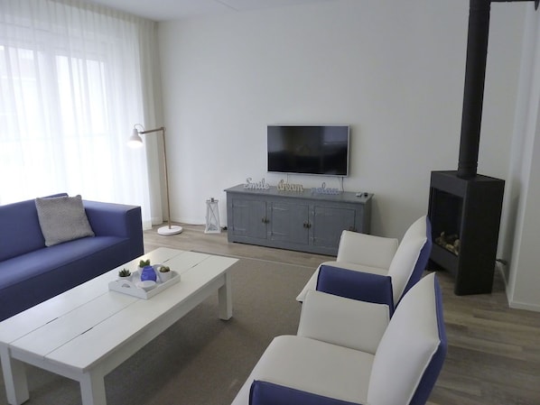 Furniture, Flooring, Interior Design, Floor, Wood, Room, Living Room, Table, Lighting, Apartment