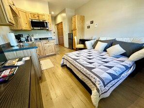 Fantastic comfortable Queen Bed lots of extra pillows