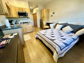 Fantastic comfortable Queen Bed lots of extra pillows