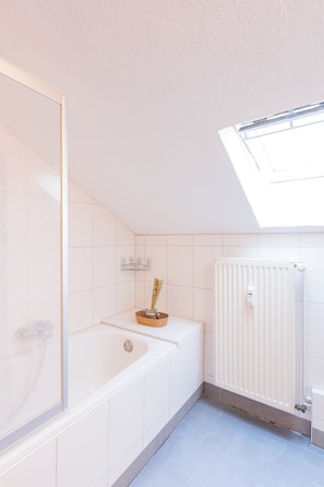 Helle Badewanne mit Fenster – ideal für entspannte Auszeiten