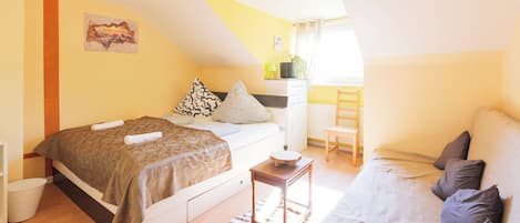 Helles Zimmer mit Doppelbett, Schlafsofa & allem Notwendigen