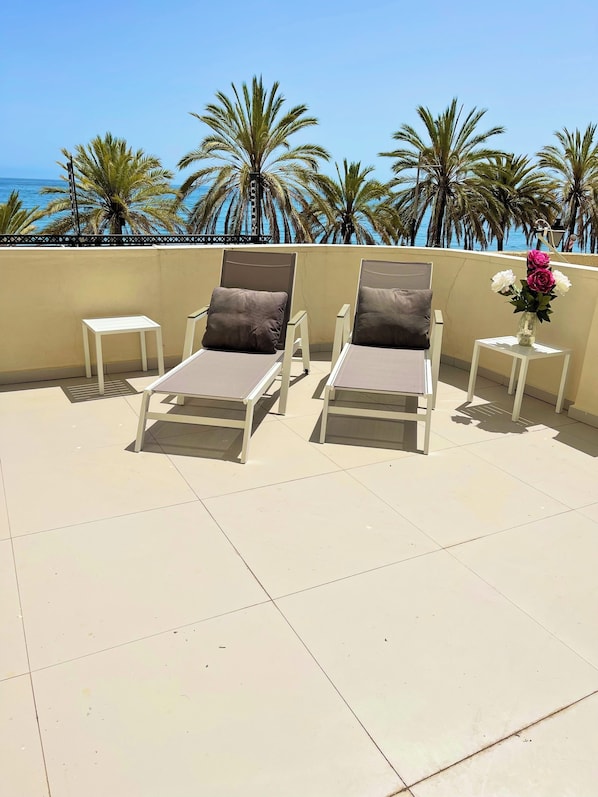 100 kvm private beach front terrace