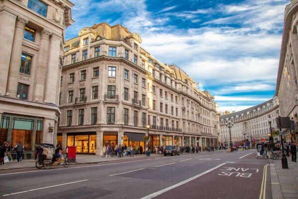 Walk to the best shopping locations in Central 