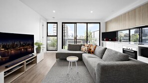 Richmond Retreat | Open plan living area | Smart TV
