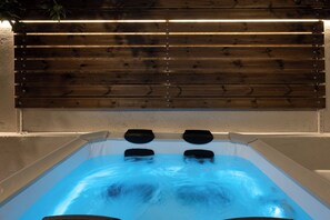 Indoor spa tub