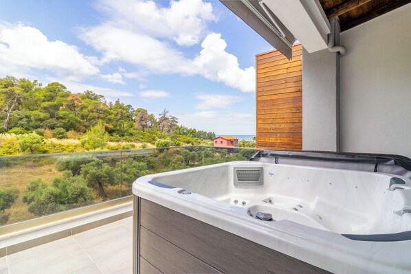 Outdoor spa tub