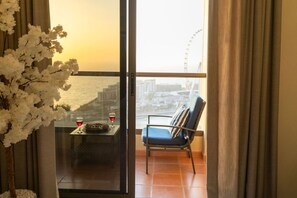 Sip your morning coffee or unwind with a sunset drink on the balcony, where breathtaking sea views and the iconic Dubai Eye set the perfect backdrop for a relaxing escape. The ultimate spot to chill, take in the breeze, and soak up the Dubai skyline.
