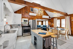 Front unit: prepare and enjoy your meals together