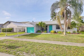 Exterior | Parking | Driveway (2 Vehicles) | Grass Parking (1 Vehicle)