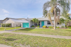 Exterior | Parking | Driveway (2 Vehicles) | Grass Parking (1 Vehicle)