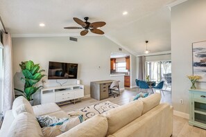 Living Room | Smart TV w/ Cable | Desk | Central Heating & A/C | Free WiFi