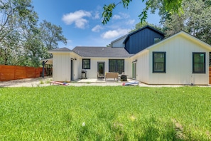 Large Backyard | Cornhole | Fire Pit | Gas Grill