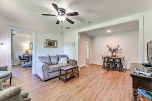 Living Room | Flat-Screen TV | Free WiFi | Board Games