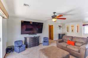 Living Room | Smart TV | Central A/C | Queen Sleeper Sofa | Single-Story Home