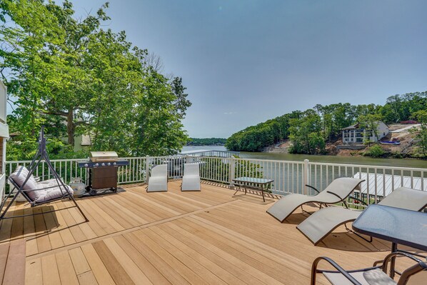 Sunrise Beach Vacation Renal | 3BR | 3BA | 2,150 Sq Ft | Stairs Required