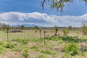 Mountain & Pasture Views | Gas Grill | Single-Story Home