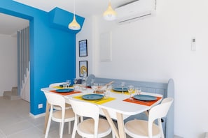 Coin repas lumineux et climatisé pour 6, avec banc intégré et ambiance cosy.