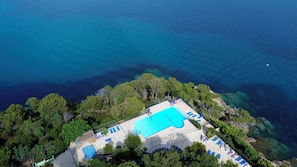 vue aérienne de la piscine chauffée à débordement et son solarium