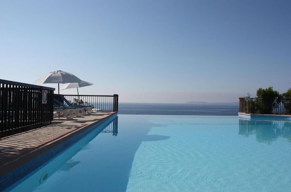 piscine chauffée à debordement avec vue sur les iles d'Or
