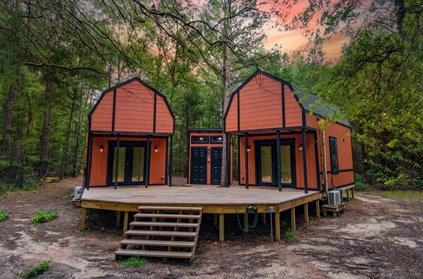 Nestled in the east Texas woods of Mineola, this private escape is just what you need it to be. Enjoy the peace of seclusion while having the conveniences you want.