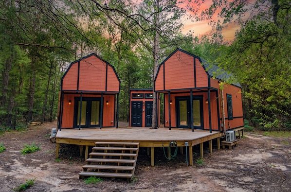 Nestled in the east Texas woods of Mineola, this private escape is just what you need it to be. Enjoy the peace of seclusion while having the conveniences you want.