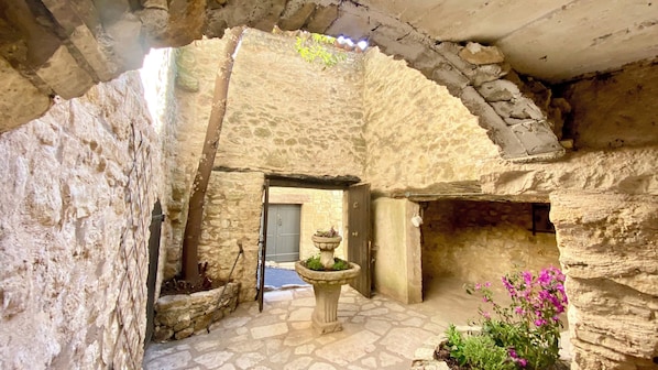 The double doors you enter from the street into the inner courtyard.