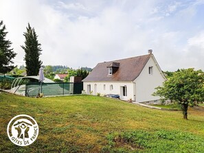 cĂŽtĂ© piscine et plein pied deux chambres et 5 portes fenĂȘtres deux portes