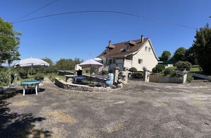 grand espace parking privé de 10 voitures barbecue