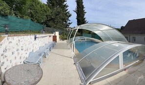 piscine sécurisé et clÎturé avec abri