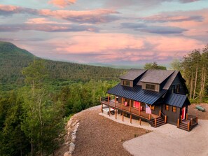 Picnic Rock Chalet Amazing Views  Hot Tub & Sauna! (2078)