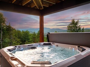Picnic Rock Chalet Amazing Views  Hot Tub & Sauna! (2081)