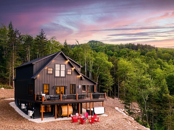 Picnic Rock Chalet Amazing Views Hot Tub & Sauna! (2080)