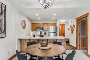 Dining area: Table seating for 4