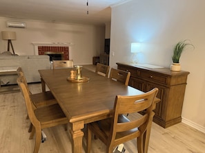 Kitchen seats 6, expansion available