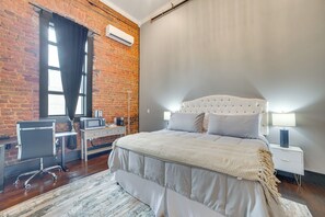 Studio | King Bed | Desk