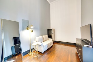Sitting Area | Smart TV | Single-Story Unit
