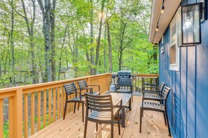 Deck | Gas Grill | Outdoor Dining Area