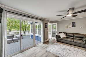 Living Area | Smart TV
