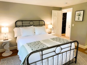 Master bedroom - Queen bed