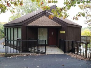 "Welcome to Treeloft Villa 100! Your charming lakeside retreat at Treetop Village in the Four Seasons Area awaits."