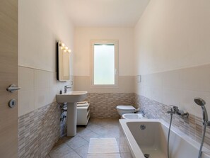 Flooring, Wand, Badezimmer, Armatur, Fussboden, Bad Sink, Interior Design, Zapfhahn, Sinken, Installation