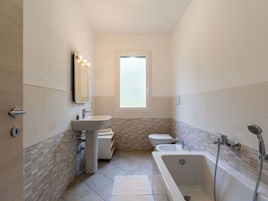 Flooring, Wand, Badezimmer, Armatur, Fussboden, Bad Sink, Interior Design, Zapfhahn, Sinken, Installation