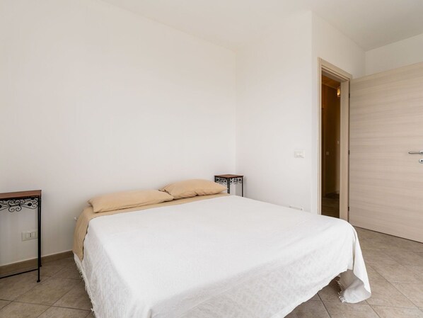 Interior Design, Bett, Flooring, Fussboden, Schlafzimmer, Holz, Decke, Bettdecke, Zimmer, Möbel