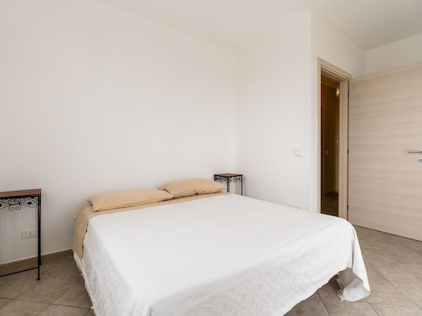 Interior Design, Bett, Flooring, Fussboden, Schlafzimmer, Holz, Decke, Bettdecke, Zimmer, Möbel